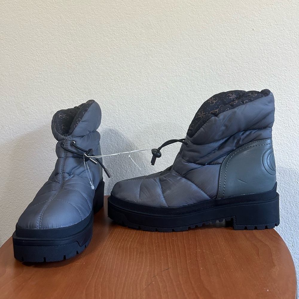 GUESS Leeda 2 Gray Cold Weather Booties Sz 8 Dark Gray Puffer Style Toggle Women